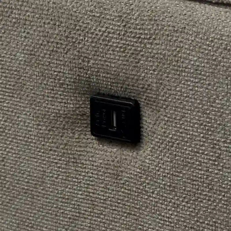 Dwumiejscowa sofa z wodoodporną tkaniną, portami USB do ładowania i poduszkami lędźwiowymi
