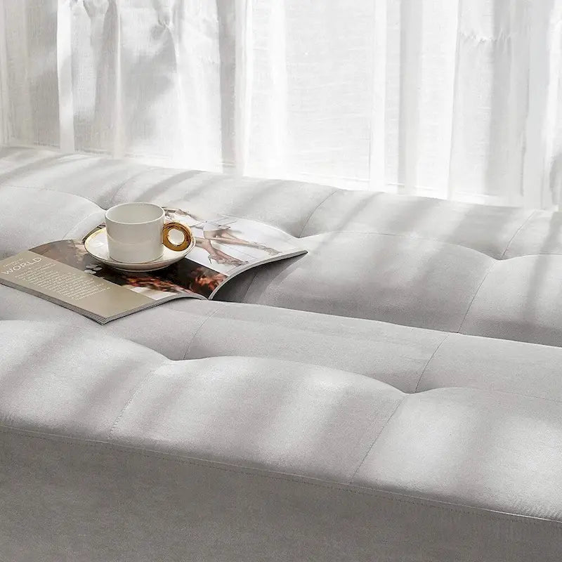 Kompaktowa rozkładana sofa Futon w kolorze jasnoszarym, idealna do pokoju w akademiku