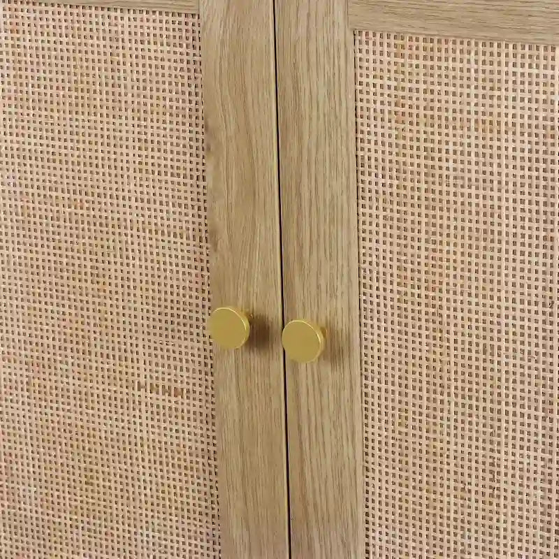 Nowoczesny dwudrzwiowy bufet rattanowy z regulowanymi półkami i złotymi uchwytami