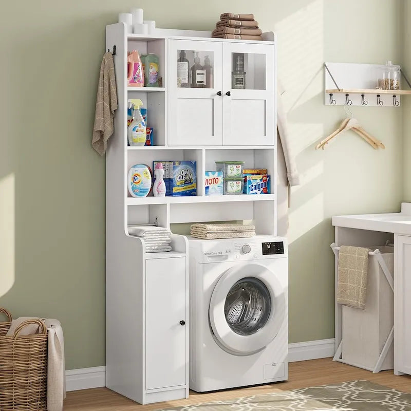Szafka łazienkowa nad toaletę w stylu farmhouse z plecionymi drzwiczkami i uchwytem na papier toaletowy